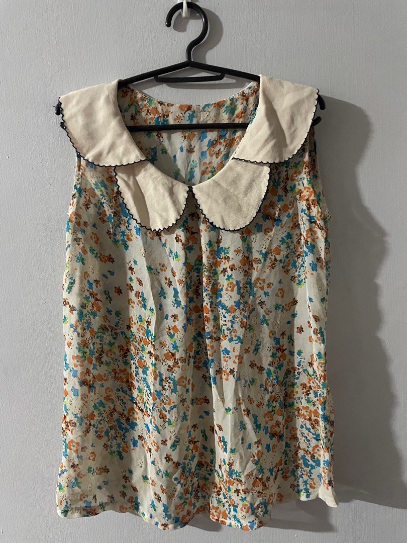 Floral Top Size Small (Category: Blouses) located in Rodriguez. Submitted by infinityjdg (Listing ID 1369042417, Image 1). Description: In good used condition size Small.