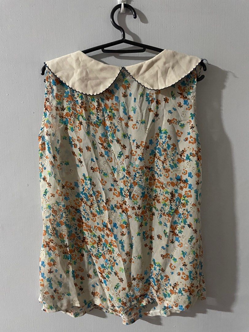 Floral Top Size Small (Category: Blouses) located in Rodriguez. Submitted by infinityjdg (Listing ID 1369042417, Image 2). Description: In good used condition size Small.