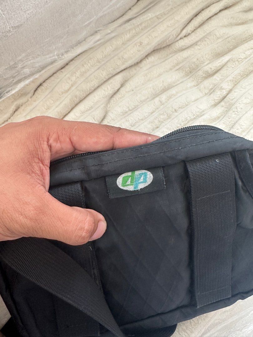 FOR SALE : SUPREME FW18 (Category: Belt bags, Clutches and Pouches) located in Quezon City. Submitted by jerome2929 (Listing ID 1369027980, Image 2). Description: FOR SALE : SUPREME FW18 GOOD CONDITION NO ISSUE NOVALICHES AREA.
