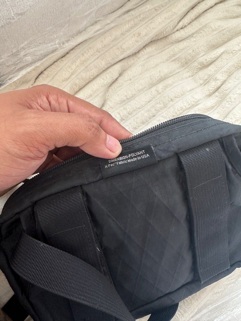 FOR SALE : SUPREME FW18 (Category: Belt bags, Clutches and Pouches) located in Quezon City. Submitted by jerome2929 (Listing ID 1369027980, Image 3). Description: FOR SALE : SUPREME FW18 GOOD CONDITION NO ISSUE NOVALICHES AREA.