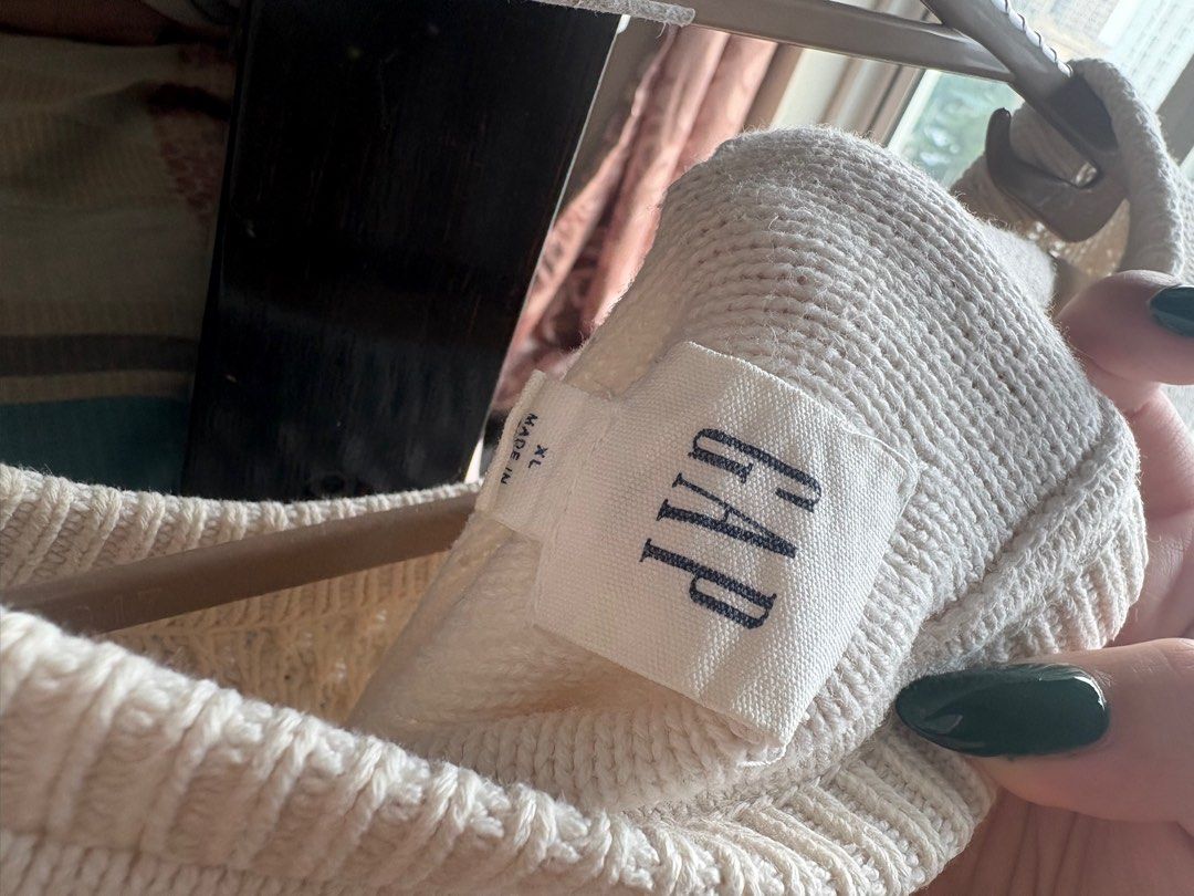 GAP Rory gilmore sweater! (Category: Coats, Jackets and Outerwear) located in Makati City. Submitted by r4driguez (Listing ID 1369013220, Image 2). Description: .