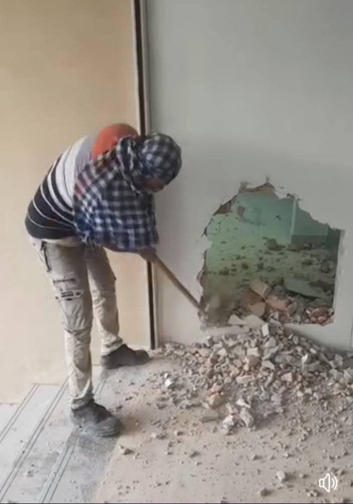Hacking service/kitchen & toilets  hacking/hdb renovation/landed /commercial area hacking /dismantle/Disposal / experts workers 🪖👷‍♂️62863114744195111