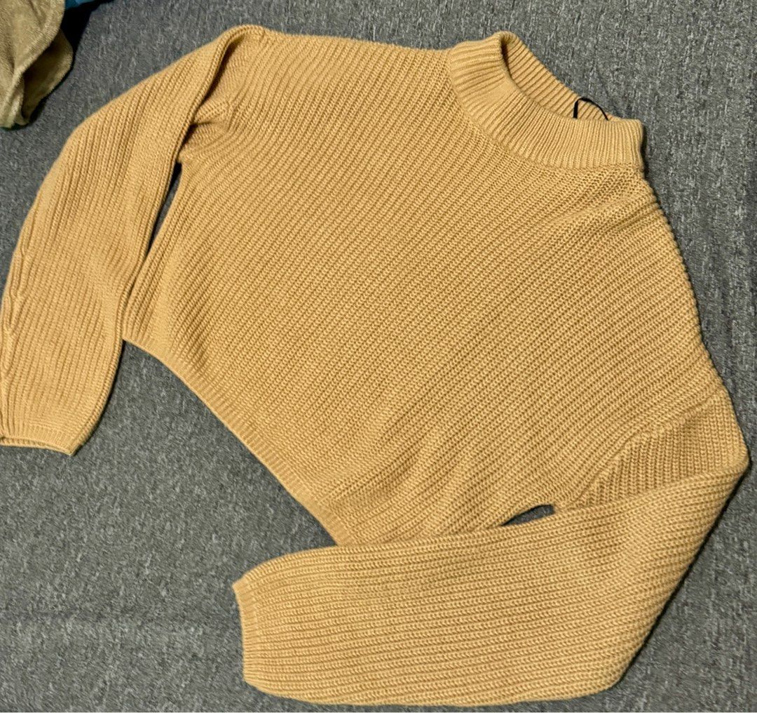 H&M knitted pullover (Category: Longsleeves) located in San Pedro. Submitted by graeeee (Listing ID 1368988402, Image 1). Description: cropped style/hanging lightweight soft quality knit fabric.