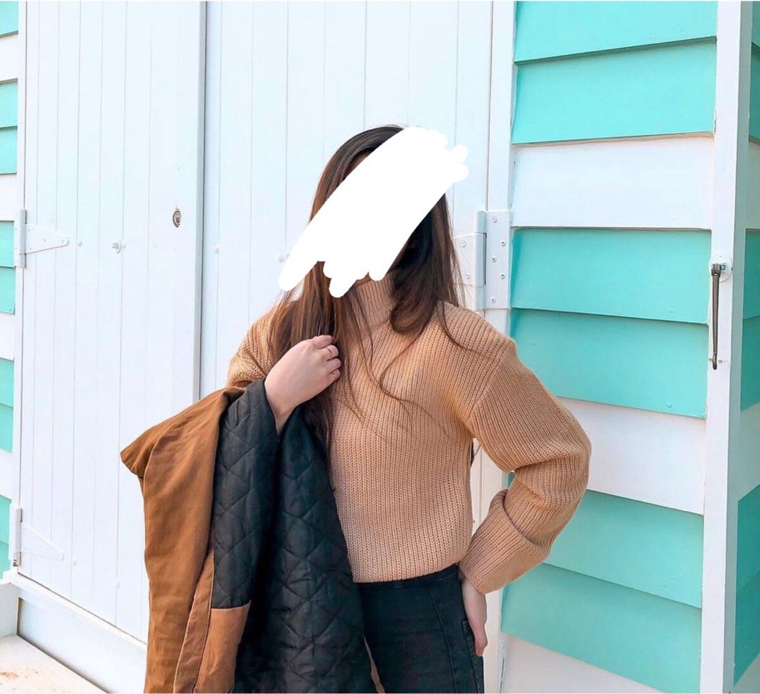 H&M knitted pullover (Category: Longsleeves) located in San Pedro. Submitted by graeeee (Listing ID 1368988402, Image 3). Description: cropped style/hanging lightweight soft quality knit fabric.