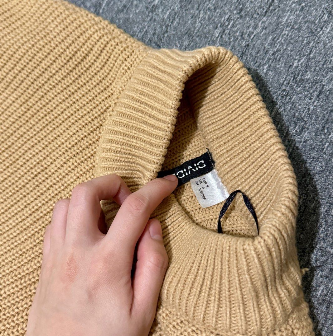 H&M knitted pullover (Category: Longsleeves) located in San Pedro. Submitted by graeeee (Listing ID 1368988402, Image 2). Description: cropped style/hanging lightweight soft quality knit fabric.