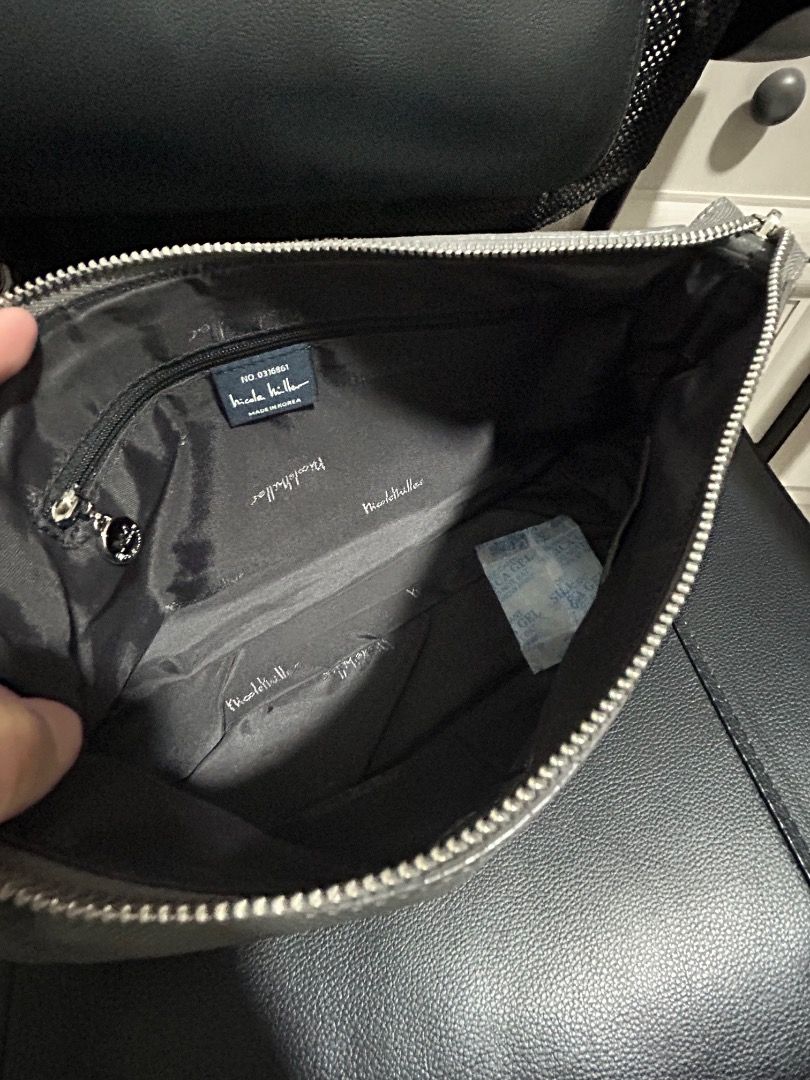 Kili Bag, Korean brand (Category: Shoulder Bags) located in Pasay City. Submitted by shopaholic_secrets21 (Listing ID 1369103362, Image 3). Description: Kili bag Gray color Maganda pa and sobrang linis ng kalooban walang dumi. for everyday use, pang Clubbing. eme😅 May minor flaws, hindi naman masyadong halata. FREE IF YOU BUY 1 ANY OF MY ITEMS RTS- Decluttering .