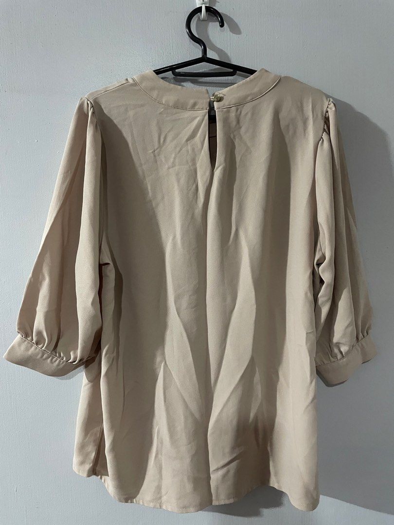 Korean Blouse size L (Category: Blouses) located in Rodriguez. Submitted by infinityjdg (Listing ID 1369047613, Image 2). Description: In good used condition size L.