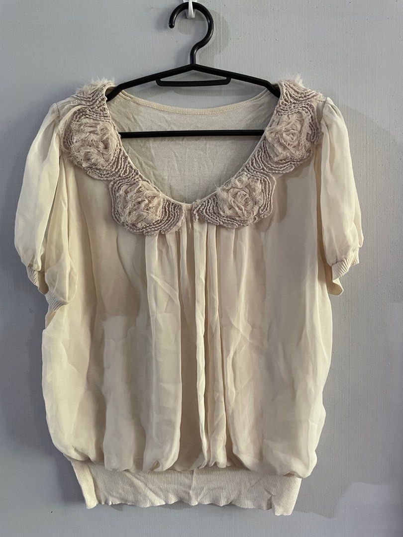 Korean blouse size M-L (Category: Blouses) located in Rodriguez. Submitted by infinityjdg (Listing ID 1369051694, Image 1). Description: In good used condition Can fir M-L size.