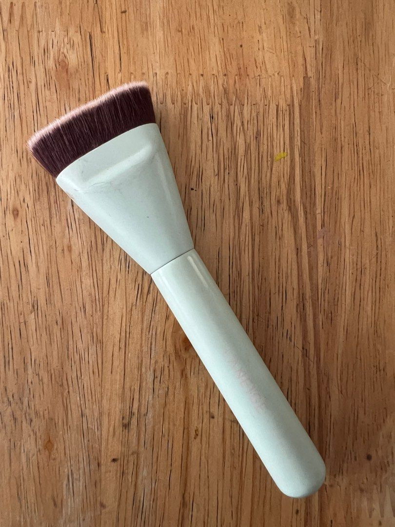 Laneige Neo Cushion Case Bundle (Category: Makeup) located in Taguig. Submitted by nisilacnaabi (Listing ID 1369002351, Image 3). Description: Comes with Laneige foundation brush!.