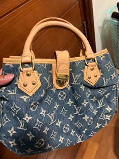 (Category: ) located in . Submitted by biddiewardrobe (Listing ID 1368993425, Image 1). Description: .