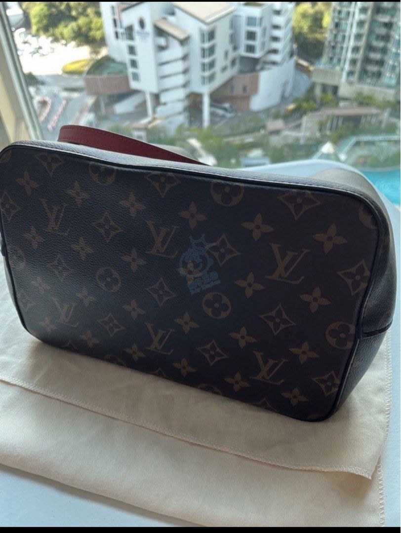 LV （分類：手袋及銀包）位於 Hong Kong。 由 yi_yi_5 提交（商品編號 1368962174，圖片 3）。簡介： 幾乎全新 $10000 閒置 勿議價 。