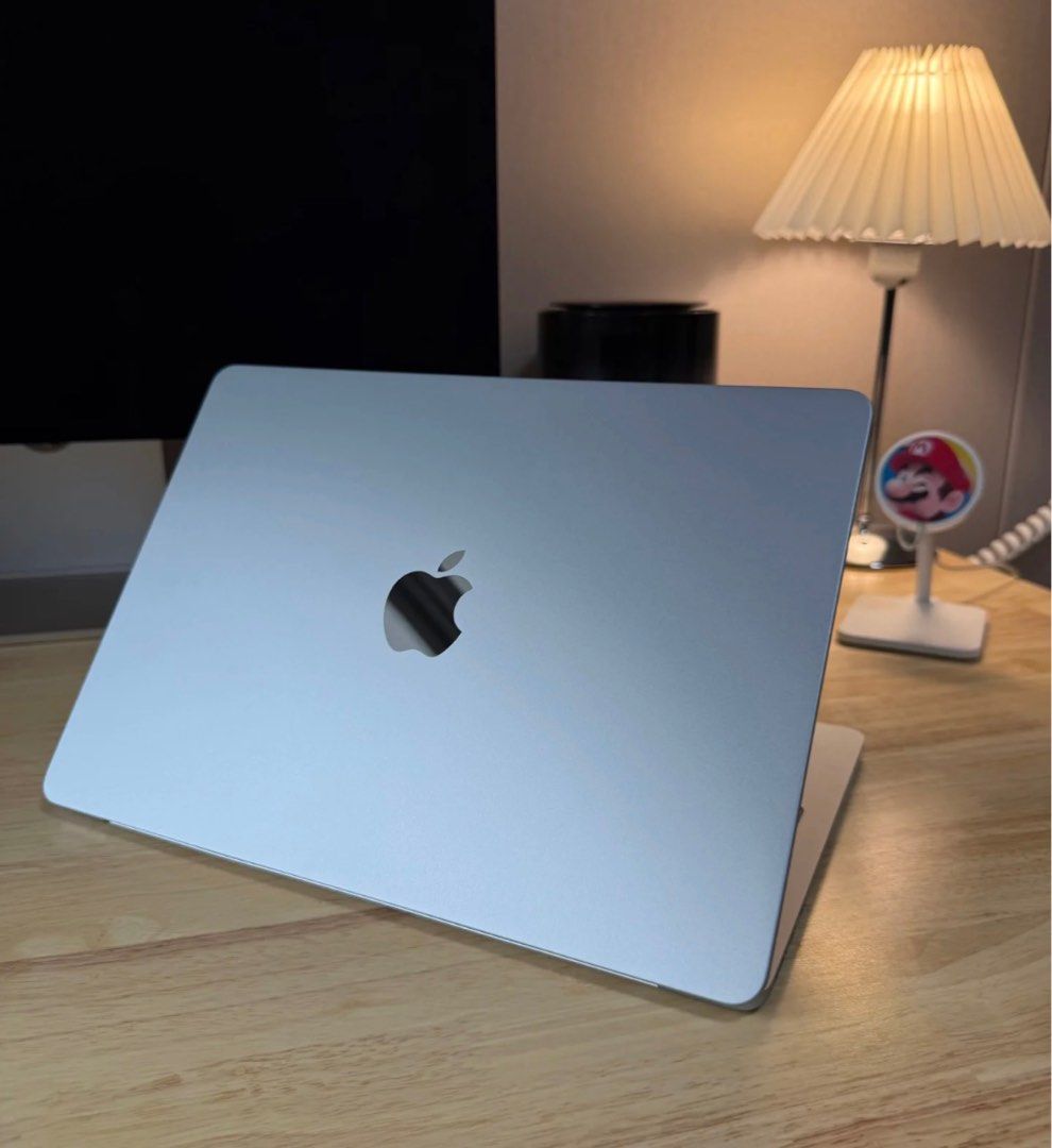 由 rionaezainn (刊登 ID 1369046910，圖片 1) 提交，位於 台南市 (Tainan) 的 MacBook Air m4 13吋256g (類別：桌上電腦或筆記型電腦)，說明：天藍色 要看圖可以私訊～。