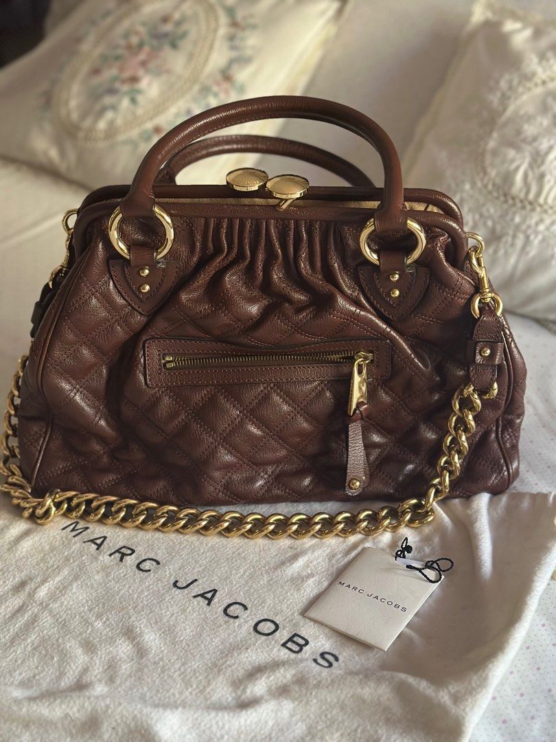 Marc Jacobs Stam in Cognac (Category: Luxury Bags & Wallets) located in Muntinlupa City. Submitted by cooniescloset (Listing ID 1369038248, Image 1). Description: Excellent condition, barely used, no flaws, just decluttering! Size: Medium Color: Cognac (deep reddish brown) Measurements: 37 cm x 28 cm x 25 cm (14.6 x 11.0 x 9.8 in) Inclusions: detachable gold chain, dust bag, tags.
