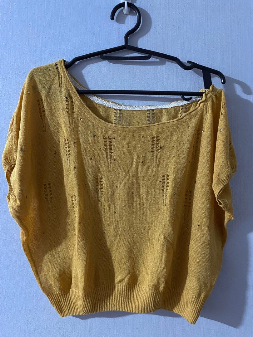 Off-Shoulder size Small (Category: Blouses) located in Rodriguez. Submitted by infinityjdg (Listing ID 1369028806, Image 1). Description: In good used condition size small.