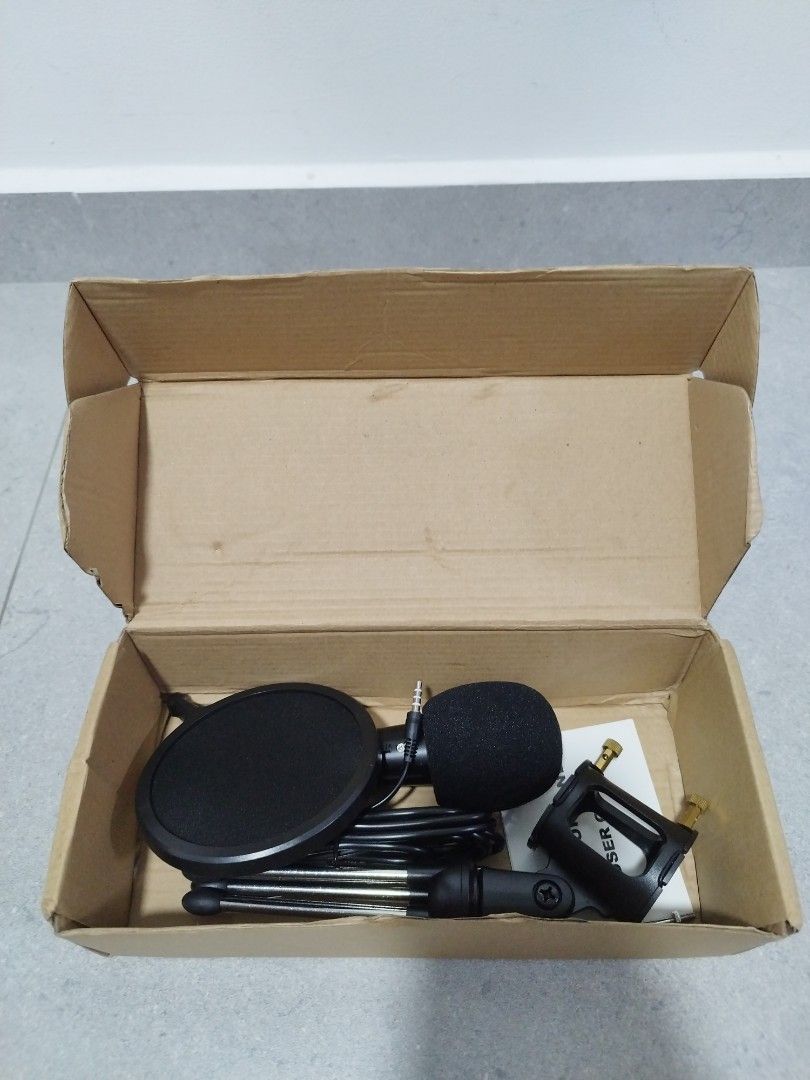 Professional Microphone (Category: Microphones) located in Singapore. Submitted by hxzxl99 (Listing ID 1369019407, Image 3). Description: Lightly used microphone Comes with box and instructions Self collect @ 126 Canberra Street.
