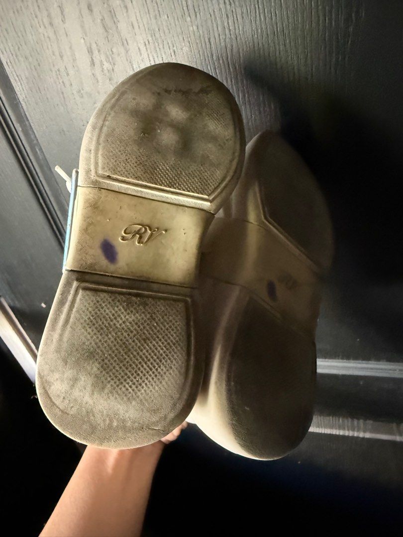 RV shoes (Category: Sneakers) located in Binan City. Submitted by jgca01 (Listing ID 1368959056, Image 2). Description: RV shoes size 37 +SF.