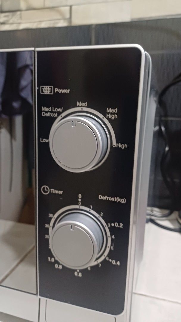 SHARP Microwave Oven (Category: Ovens & Toasters) located in Quezon City. Submitted by rmendz (Listing ID 1369038257, Image 3). Description: Almost new. Very seldom used. No defects. Bought for P4,300 last November 2024. Kaso nawawala na resibo. Rfs: Nagtitipid sa kuryente. 😊 Location: Ugong, Valenzuela.