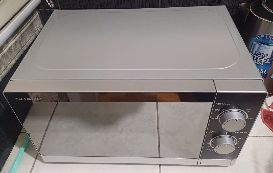 SHARP Microwave Oven (Category: Ovens & Toasters) located in Quezon City. Submitted by rmendz (Listing ID 1369038257, Image 2). Description: Almost new. Very seldom used. No defects. Bought for P4,300 last November 2024. Kaso nawawala na resibo. Rfs: Nagtitipid sa kuryente. 😊 Location: Ugong, Valenzuela.