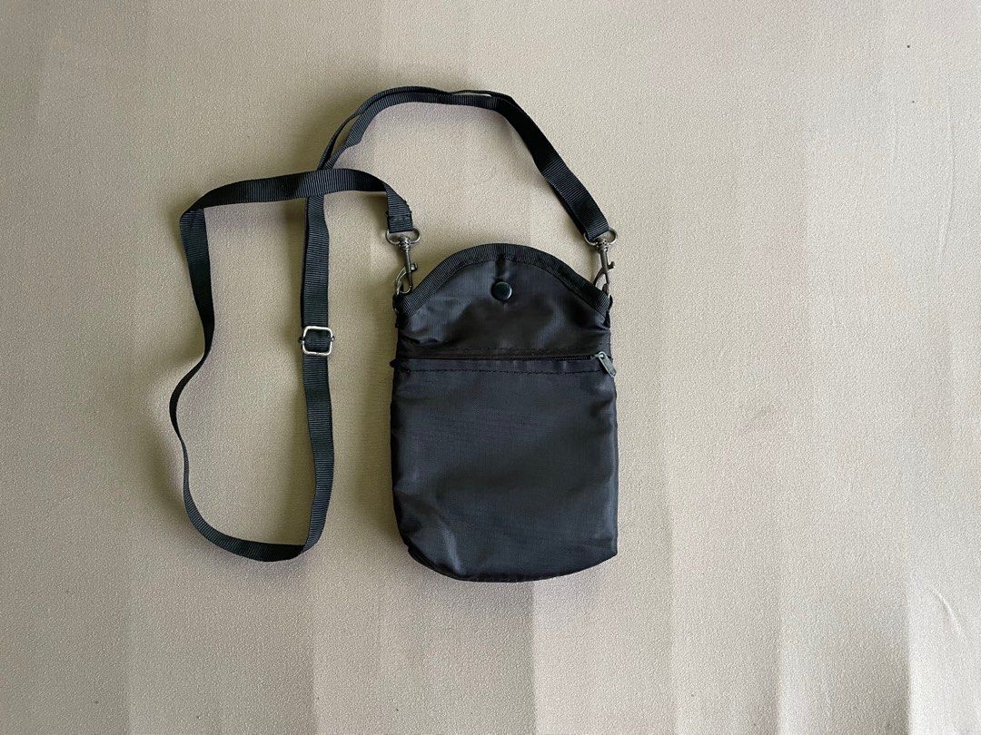 Small Sling bag/Phone Holder Sling bag (Category: Sling Bags) located in Nasugbu. Submitted by achamocollects (Listing ID 1368986266, Image 1). Description: Signs of usage Rfs decluttering.