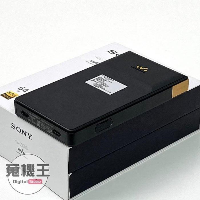 由 winson999888 (刊登 ID 1369029465，圖片 2) 提交，位於 台北市 (Taipei) 的 【蒐機王】Sony NW-ZX707 高音質數位隨身聽 Walkman【可用舊3C折抵購買】D3821-3 (類別：音樂播放裝置 MP3及CD 播放器)，說明：【商品貨號】D3821 【名稱】Sony NW-ZX707 高音質數位隨身聽 Walkman 【顏色】黑色 【品相描述】外觀良好 【新舊程度】中古品 / 95%新 【保固狀態】店家責任保固七天 【配件說明】原廠盒裝、充電線 【NCC認證碼】CCAO22LP0990T0 【BSMI商檢字號】R33021 【賣場管理代碼】03 -------------------------------------- 【商品狀態分級說明】 ● 100%新 = 全新未拆封新品 ● 95%新 = 機況如新品一般 ● 90%新 = 僅些許使用小痕跡 ● 85%新 = 外觀有較明顯痕跡 ● 80%新 = 外觀較重的使用痕跡 ● 70%新 