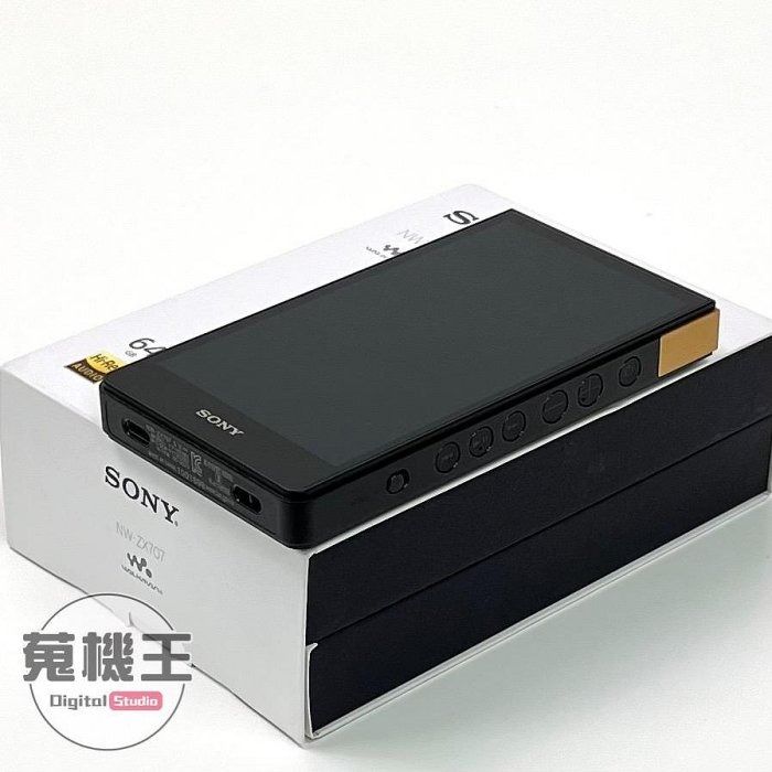 由 winson999888 (刊登 ID 1369029465，圖片 1) 提交，位於 台北市 (Taipei) 的 【蒐機王】Sony NW-ZX707 高音質數位隨身聽 Walkman【可用舊3C折抵購買】D3821-3 (類別：音樂播放裝置 MP3及CD 播放器)，說明：【商品貨號】D3821 【名稱】Sony NW-ZX707 高音質數位隨身聽 Walkman 【顏色】黑色 【品相描述】外觀良好 【新舊程度】中古品 / 95%新 【保固狀態】店家責任保固七天 【配件說明】原廠盒裝、充電線 【NCC認證碼】CCAO22LP0990T0 【BSMI商檢字號】R33021 【賣場管理代碼】03 -------------------------------------- 【商品狀態分級說明】 ● 100%新 = 全新未拆封新品 ● 95%新 = 機況如新品一般 ● 90%新 = 僅些許使用小痕跡 ● 85%新 = 外觀有較明顯痕跡 ● 80%新 = 外觀較重的使用痕跡 ● 70%新 