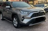 由 davidchu619 (刊登 ID 1369025814，圖片 2) 提交，位於 高雄市 (Kaohsiung) 的 Toyota RAV4 2019款 銀色 (類別：汽車出售)，說明：買中古車最怕什麼？怕買貴、怕買到事故車、泡水車！ 我們的每一台車 都經過【SAVE認證查定表】把關： ✔ 非事故車 ✔ 非泡水車 ✔ 引擎變速箱正常 ✔ 里程數保證 ✔ 查定結果全公開，透明看得到！ 不只價格漂亮，更讓你買得安心。 買車不是靠運氣，是要看得懂證據！ 想看有哪些車？留言或私訊「報告」給你看車況查定表！ !!!!!同行勿擾!!!!! ❃ 廠牌：Toyota ❃ 型號：Rav4 ❃ 年份：2019 ❃ 車色：銀色 ❃ 排氣量：2.0L ❃ 里程：40000km ❃ 引擎燃料：汽油 ❃ 驅動方式：2WD ❃ 乘客數：5門5座 ❃ 售價：34萬 --- ★安全配備 ↗胎壓偵測 ↗循跡系統 ↗Keyless免匙系統 ↗安全氣囊 ↗中控鎖 ★舒適配備 ↗定速系統 ↗多功能方向盤 ↗衛星導航 ↗恆溫