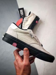 (Category: ) located in . Submitted by awesome_sneakers (Listing ID 1368973266, Image 1). Description: .