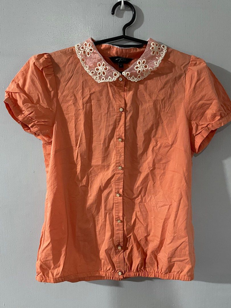 Women’s Blouse size Small (Category: Blouses) located in Rodriguez. Submitted by infinityjdg (Listing ID 1369046994, Image 1). Description: In good used condition size small.