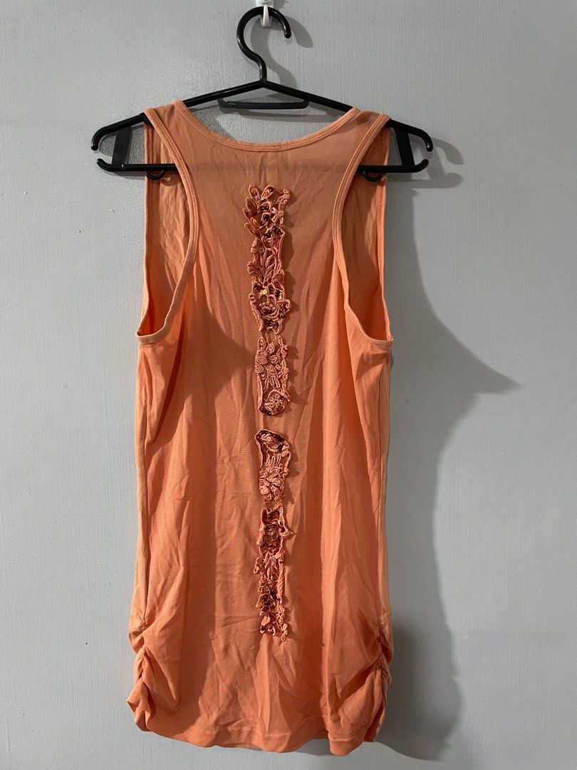 Women’s Top size Small (Category: Blouses) located in Rodriguez. Submitted by infinityjdg (Listing ID 1369044645, Image 2). Description: In good used condition. .