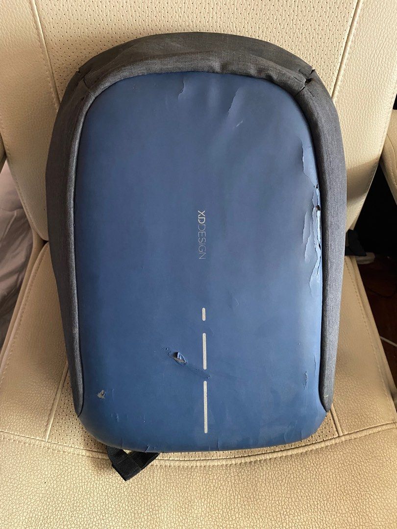 XD DESIGN Bobby Anti-Theft Backpack (Category: Laptop Bags & Sleeves) located in Paranaque City. Submitted by thematerialworld (Listing ID 1368983441, Image 1). Description: 🩷PLEASE READ🩷 Authentic, bought in SM for 4k+ during pre-pandemic. Still complete (w/ backpack cover & reusable bag) Negotiable :) RFS: decluttering! but served me well during college days 🥹 CONDITION: Heavily Used! Flaws - Bakbak - Zipper issue PM for more inquiries. I ca