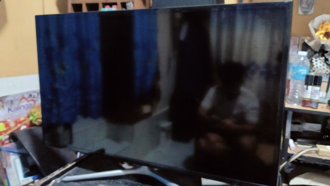 40" SAMSUNG SMART TV (Category: TV) located in Marikina City. Submitted by traviz_ (Listing ID 1369198930, Image 1). Description: ISSUE: SPEAKER CRISP SOUND NO BOX. INCLUSIONS: POWER CORD, UNIT AND REMOTE. NO ISSUE SCREEN PICKUP ONLY NEGO!!!.