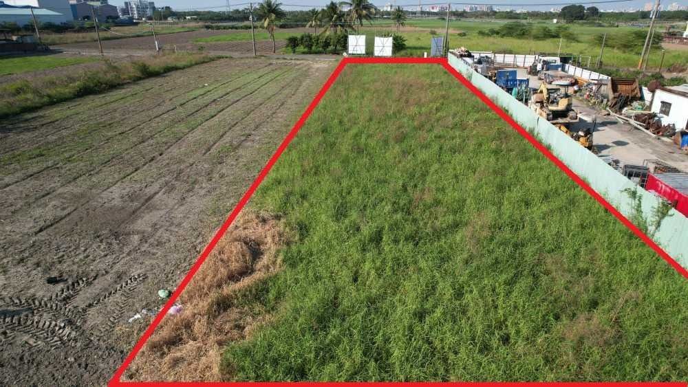 由 luxbox99 (刊登 ID 1369143013，圖片 3) 提交，位於 高雄市 (Kaohsiung) 的 橋頭芋林段 未來白埔產業園區旁臨路農地出售 (類別：其他)，說明：土地 605.015坪 臨路路寬 6米 開價 3980萬 🍒近典寶溪/橋頭五里林聚落，抵橋頭市區約5分車程。 🍒土地面積2分多，面寬約18米，深度約124米，地形方正好利用。 🍒現場已掛附電錶，農耕用電無虞，道路已埋設溝渠排水良好。 🍒臨六米林北路，道路出入方便，一般貨卡好進出。 🍒地主誠售、增值可期、傳家聚財良地，投資自用皆宜。 📲有興趣歡迎來電洽詢 0922-223159 陳先生 (阿榮) 為您服務 ！ 🏆永慶不動產 楠梓高大藍田加盟店 🥇證號 : (110)登字第402490號 ℹ️晁璟資產管理事業有限公司 ✨歡迎委託🔎 #高雄市。