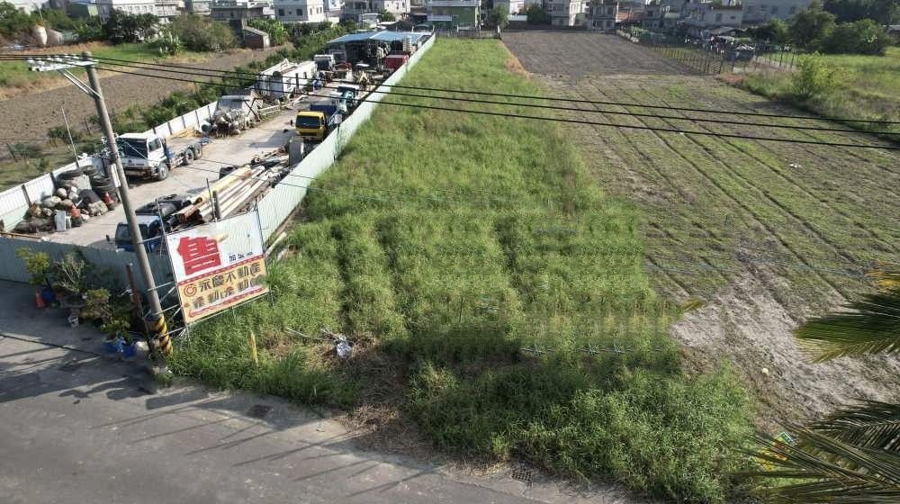 由 luxbox99 (刊登 ID 1369143013，圖片 1) 提交，位於 高雄市 (Kaohsiung) 的 橋頭芋林段 未來白埔產業園區旁臨路農地出售 (類別：其他)，說明：土地 605.015坪 臨路路寬 6米 開價 3980萬 🍒近典寶溪/橋頭五里林聚落，抵橋頭市區約5分車程。 🍒土地面積2分多，面寬約18米，深度約124米，地形方正好利用。 🍒現場已掛附電錶，農耕用電無虞，道路已埋設溝渠排水良好。 🍒臨六米林北路，道路出入方便，一般貨卡好進出。 🍒地主誠售、增值可期、傳家聚財良地，投資自用皆宜。 📲有興趣歡迎來電洽詢 0922-223159 陳先生 (阿榮) 為您服務 ！ 🏆永慶不動產 楠梓高大藍田加盟店 🥇證號 : (110)登字第402490號 ℹ️晁璟資產管理事業有限公司 ✨歡迎委託🔎 #高雄市。
