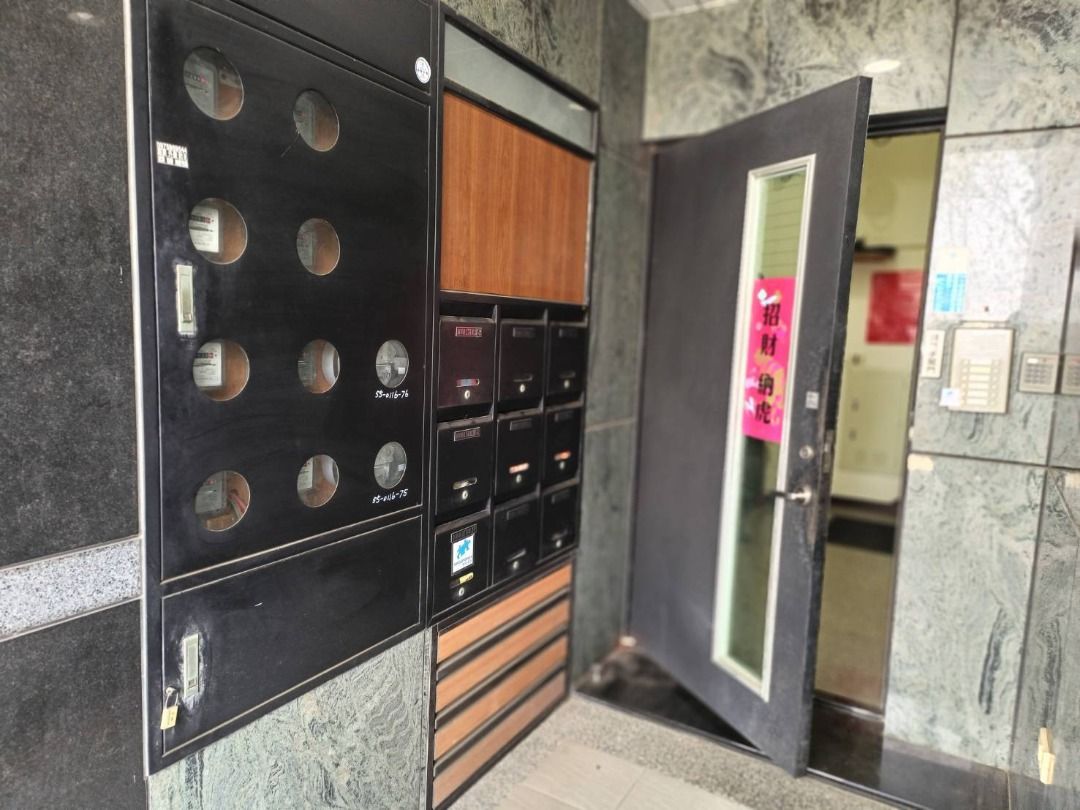 由 luxbox99 (刊登 ID 1369140006，圖片 2) 提交，位於 高雄市 (Kaohsiung) 的 楠梓 新楠家樂福 #收租 三角窗透天金店面出售 (類別：房屋出售)，說明：樓層 透天4樓 格局 6房2廳6衛 總坪數 105.7坪 主建物 94.84坪 1樓22.1坪 2樓21.36坪 3樓22.74坪 4樓22.82坪 附屬建物(陽台) 10.87坪 土地 48.95坪 開價 5988萬 🪻20米交叉大馬路上，廣告能見度高。 🪻台糖花卉中心、家樂福、高雄科大、楠梓國中和楠梓國小學區。 🪻頂樓加蓋鐵皮。 🪻目前出租中，每月穩定收租效益83500元。 屋主誠售💓出價可談 !! 📲有興趣歡迎來電洽詢 0922-223159 陳先生 (阿榮) 為您服務 !! 🏆永慶不動產 楠梓高大藍田加盟店 🥇證號 : (110)登字第402490號 ℹ️晁璟資產管理事業有限公司 ✨歡迎委託🔎 #高雄市 #楠梓區。