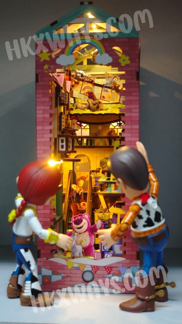 🔥全新正版 超精緻 DISNEY 《Toy Story 》反斗奇兵 DIY 微縮模型 書擋/書架 擺設🔥 （分類：文具及工藝 - 節日佈置及裝飾）位於 Hong Kong。 由 smallding520 提交（商品編號 1369262497，圖片 5）。簡介： 全新 正品授權商品 需預訂: 約7-14天 ✅ 木板材質．質感滿分 ✅ 295件組件．挑戰五星⭐⭐⭐⭐⭐難度（約需4-8小時） ✅ 內置感應燈．暗光環境更魔幻 ✅ 11吋場景連經典角色： 胡迪、紅心、巴斯光年、翠絲、三眼仔、薯蛋頭先生及太太、抱抱龍、蛋弓狗、小奶油、勞蘇、火腿 💡 - 神還原電影場景！每個細節位都做到足 - 自己砌完成就感爆棚（用家實測7小時完成✌️） - 書架/書櫃即時升級！送禮自用都啱 📸 圖5-8為實物拍攝．真係靚到冇朋友！ 🌟 迪士尼迷必入！手作黨至愛 ———————————————————————— 歡迎親臨門店選購/到網站瀏覽更多商品 網站：http://hkxways.com/ 更多進口零食
