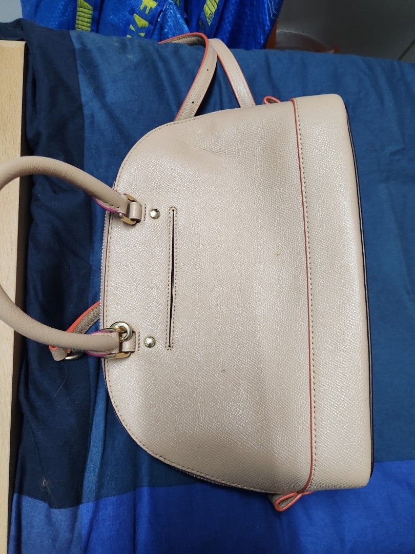 Authentic Coach sling Bag crossbody bag (Category: Bags & Wallets) located in Singapore. Submitted by tresbon1987 (Listing ID 1369258825, Image 3). Description: rarely use.