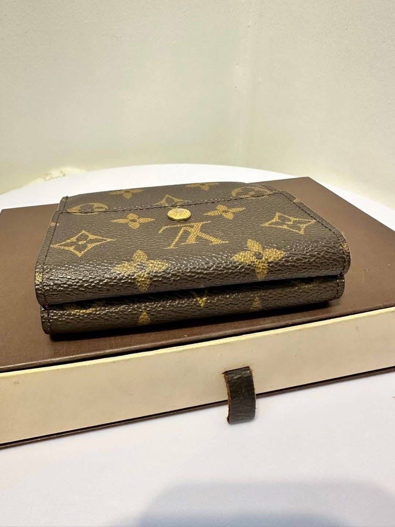 Authentic L V Elise Small wallet (Category: Luxury Bags & Wallets) located in Quezon City. Submitted by jhaediah (Listing ID 1369316717, Image 2). Description: - Authentic 💯 - L V Elise Small wallet - Inclusion: with original dustbag & box only .