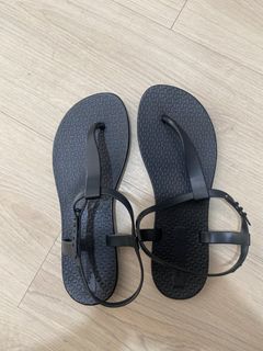 (Category: ) located in . Submitted by aewardrobe (Listing ID 1369140530, Image 1). Description: .