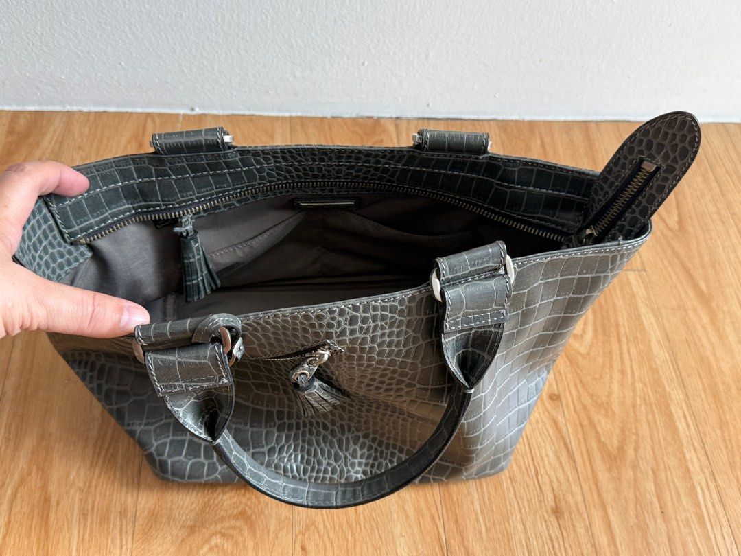 Fino Ladies’ Hand bag (Category: Tote Bags) located in Taguig. Submitted by atg.online.shop (Listing ID 1369300352, Image 1). Description: Fino Leather Bag - Ladies RFS: decluttering .