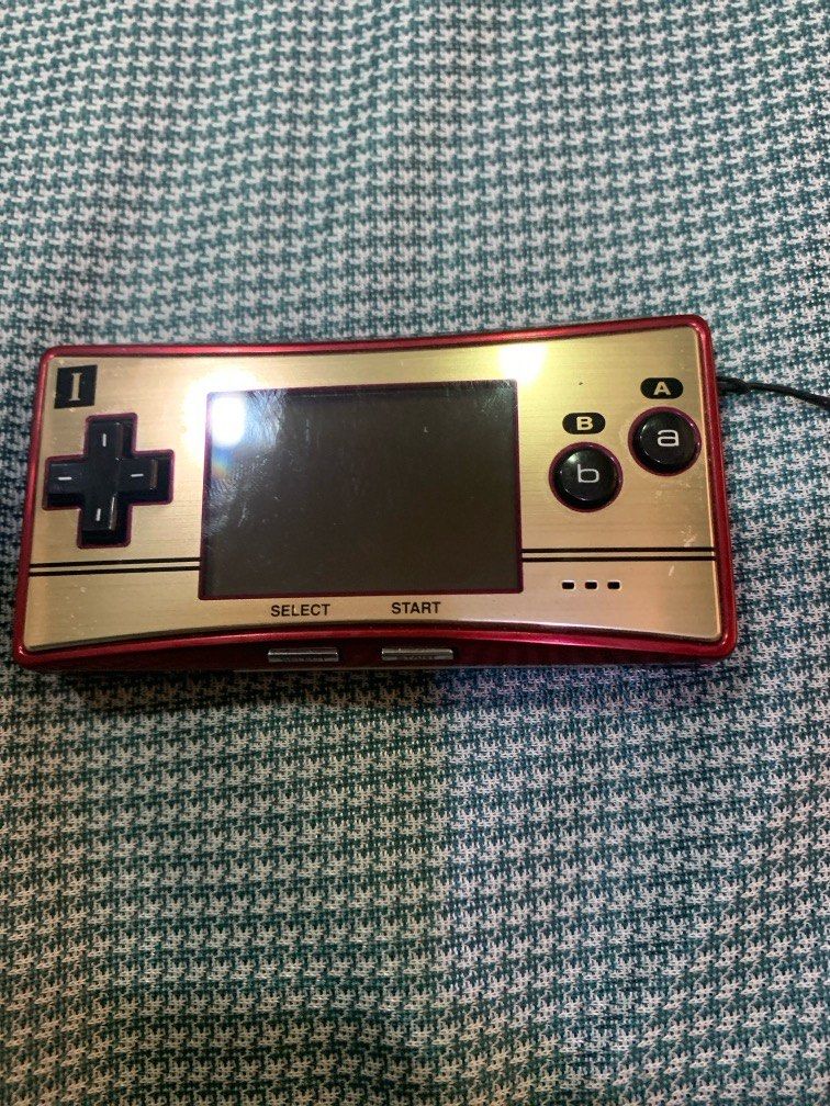 由 4hbt95bybq99780 (刊登 ID 1369153135，圖片 1) 提交，位於 台中市 (Taichung) 的 GAME BOY micro (類別：Nintendo 任天堂)，說明：贈送卡帶,充電器各一個。。