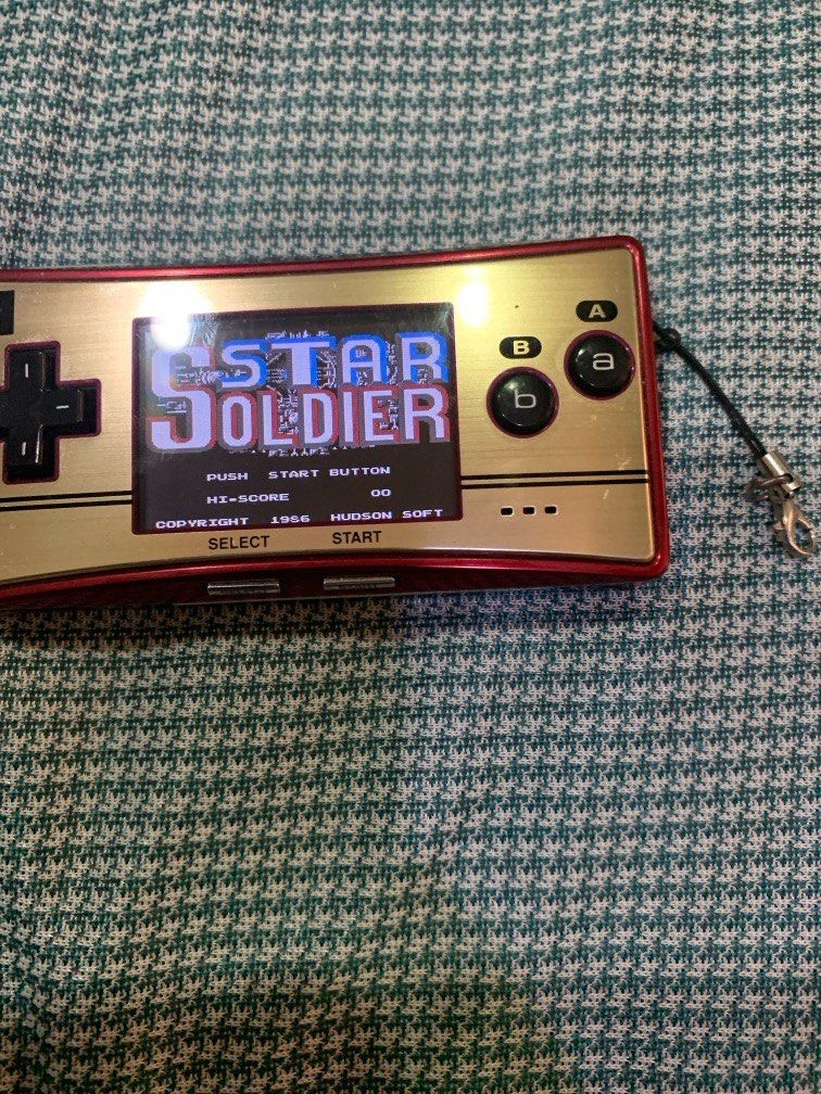 由 4hbt95bybq99780 (刊登 ID 1369153135，圖片 3) 提交，位於 台中市 (Taichung) 的 GAME BOY micro (類別：Nintendo 任天堂)，說明：贈送卡帶,充電器各一個。。