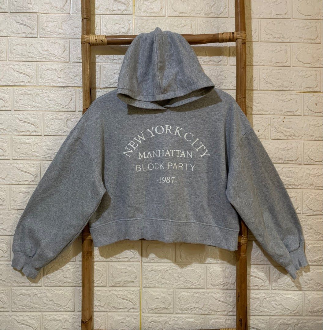 Hoodie crop bordir global uniqlo, Fesyen Wanita, Pakaian Wanita