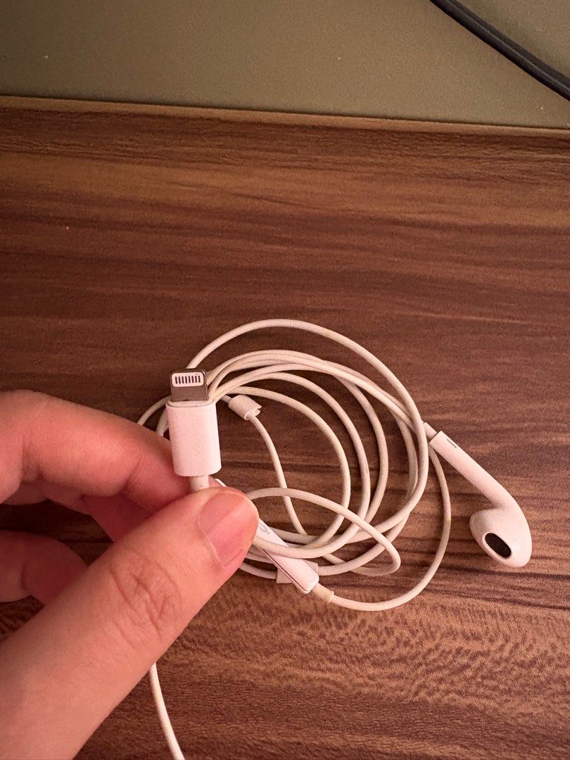 Iphone original earphones (Category: Earphones) located in Manila. Submitted by mvplovedstuff (Listing ID 1369146915, Image 2). Description: Upgraded my phone. .