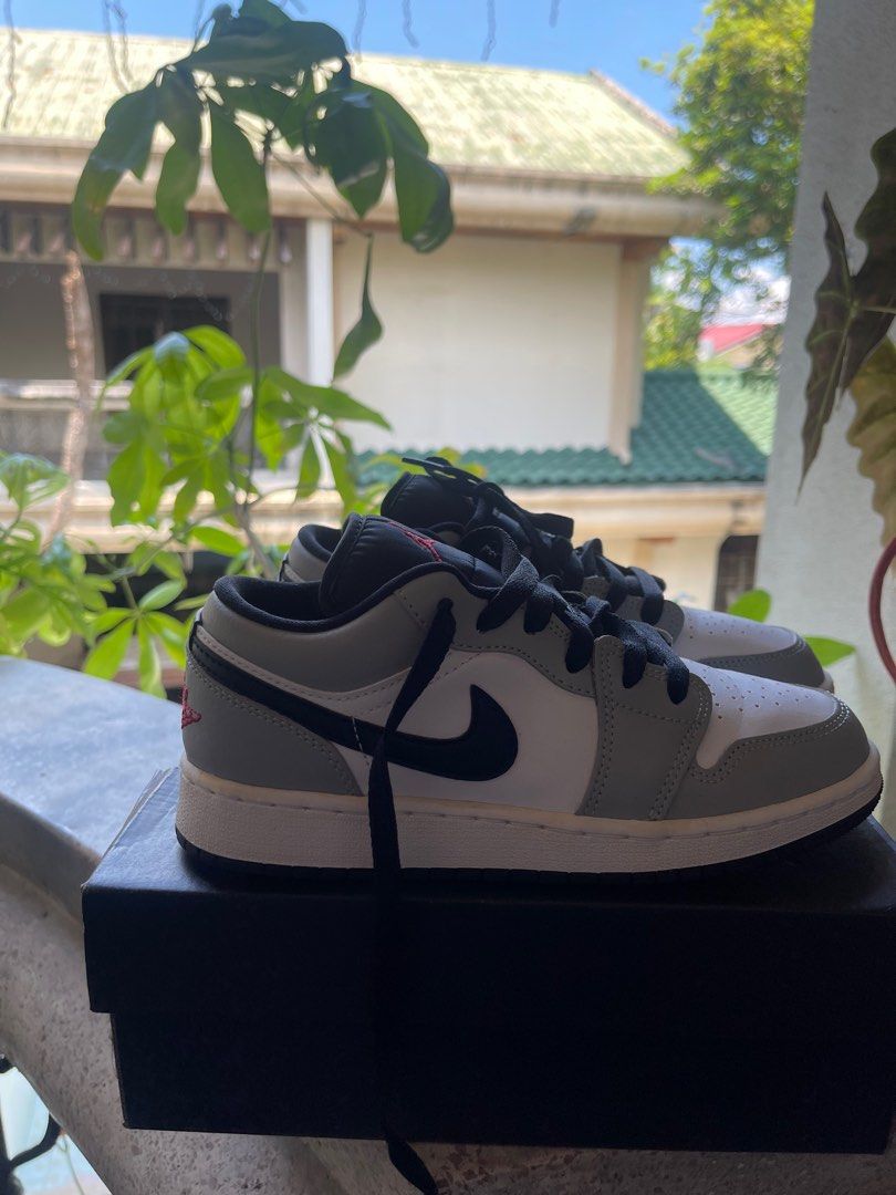 jordan 1 low (Category: Sneakers) located in Paranaque City. Submitted by thriftcs (Listing ID 1369162883, Image 1). Description: 23.0cm.