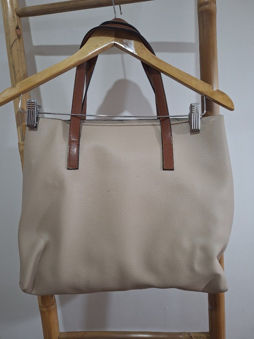 Karl Lagerfeld Leather tote bag (Category: Tote Bags) located in Antipolo. Submitted by flutterby41319 (Listing ID 1369170209, Image 2). Description: genuine leather bag 2 in 1 38 x 31 cm.