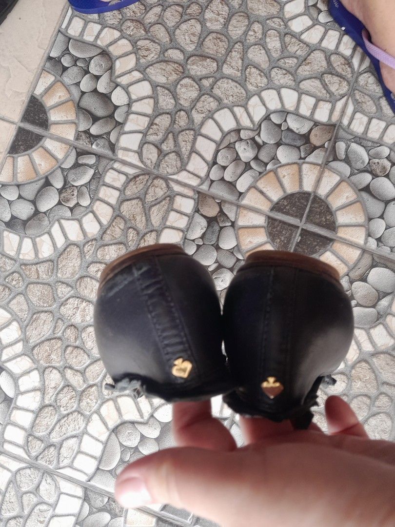 Kate spade flat shoes (Category: Flats & Sandals) located in Angeles City. Submitted by declutterhub (Listing ID 1369263417, Image 2). Description: insole are still intact,no flaws. size 7.5 (7B) rfs:decluttering.