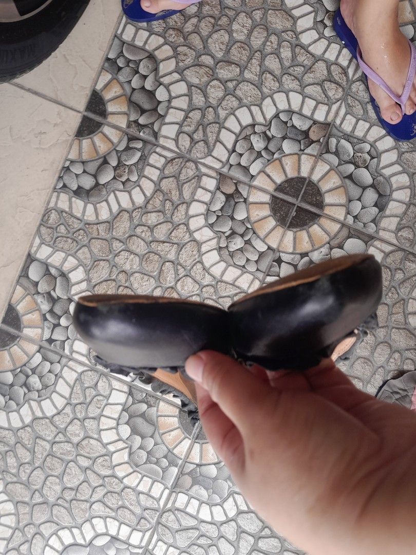 Kate spade flat shoes (Category: Flats & Sandals) located in Angeles City. Submitted by declutterhub (Listing ID 1369263417, Image 3). Description: insole are still intact,no flaws. size 7.5 (7B) rfs:decluttering.