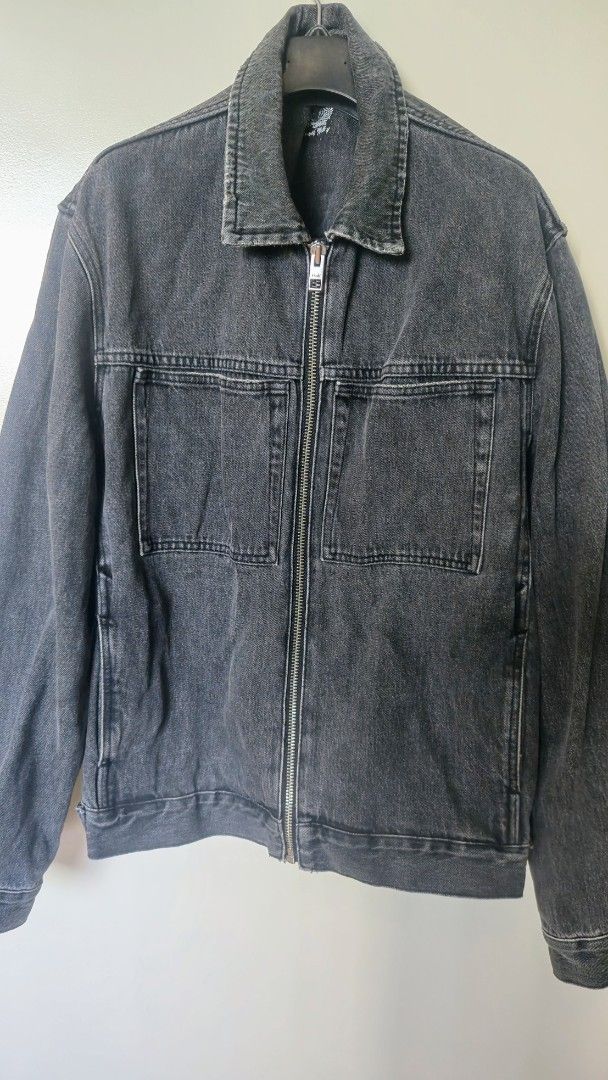Ksubi Werker Denim Utility Jacket (Category: Coats, Jackets and Outerwear) located in Taguig. Submitted by grailfinds (Listing ID 1369197707, Image 1). Description: Ksubi Werker Denim Jacket - Cement (Pre-Loved) SIZE: LARGE Step up your streetwear game with this iconic Ksubi Werker Denim Jacket in Cement. Crafted from high-quality denim, this jacket features Ksubi's signature distressed detailing, bold stitching, and a washed cement grey finish t