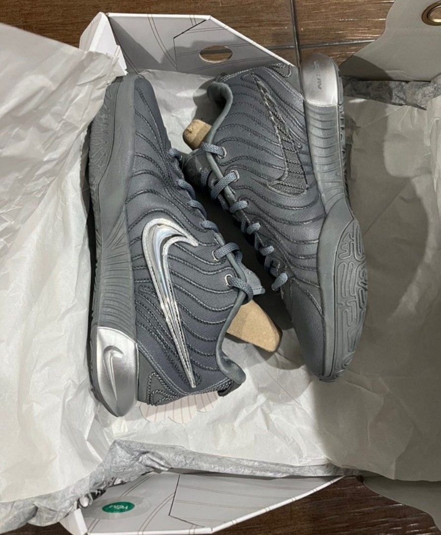Lebron 21 (Category: Sneakers) located in Quezon City. Submitted by pogime1989 (Listing ID 1369270337, Image 1). Description: 9/10 condition issue small sick tear.