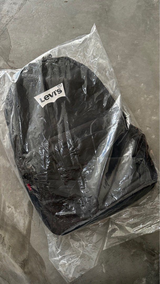 Levi's Basic Backpack (Category: Backpacks) located in Singapore. Submitted by dinosawegg (Listing ID 1369160598, Image 5). Description: levi's / levis BASIC BACKPACK UNISEX - Rucksack - regular black Brand new with tag ! herschel , Mah , schoolbag .